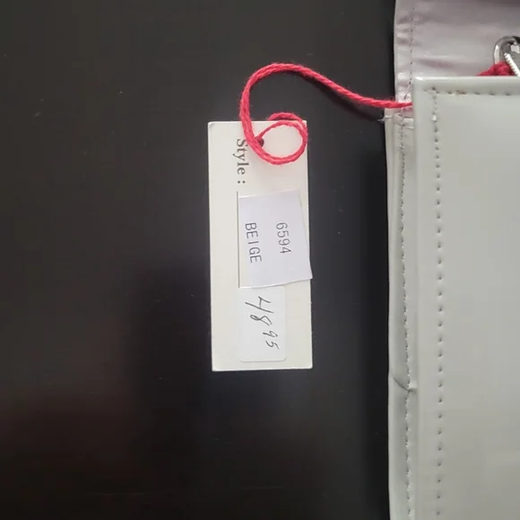 Patent leather envelope clutch with detachable shoulder strap. - Picture 3 of 3